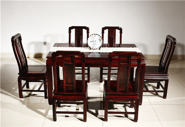 家用红木餐桌好还是八仙桌好